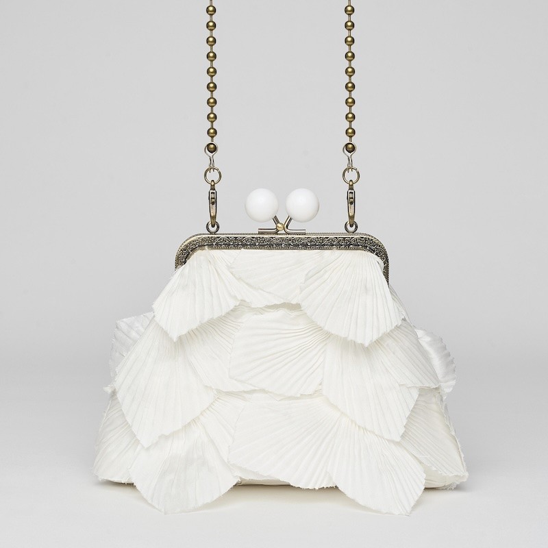 Bolso boquilla metálica con bolas Pétalos blanco